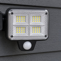 Närbild av solcellslampans mitthuvud med rörelsesensor