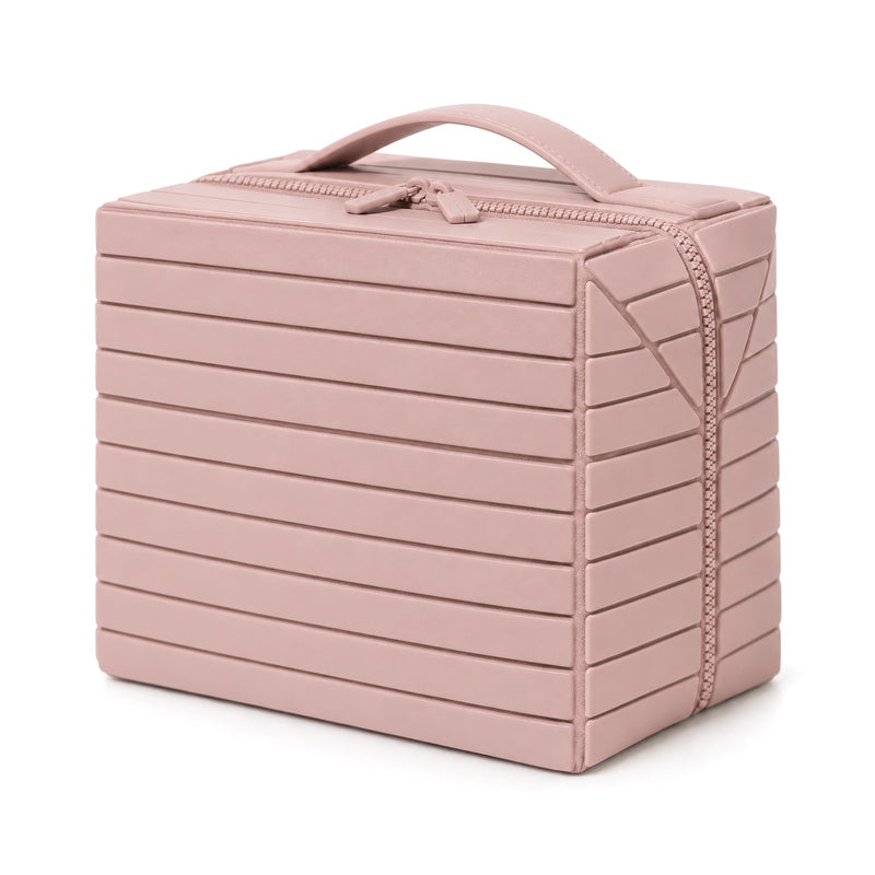 Sminkväska i rosa mot vit bakgrund