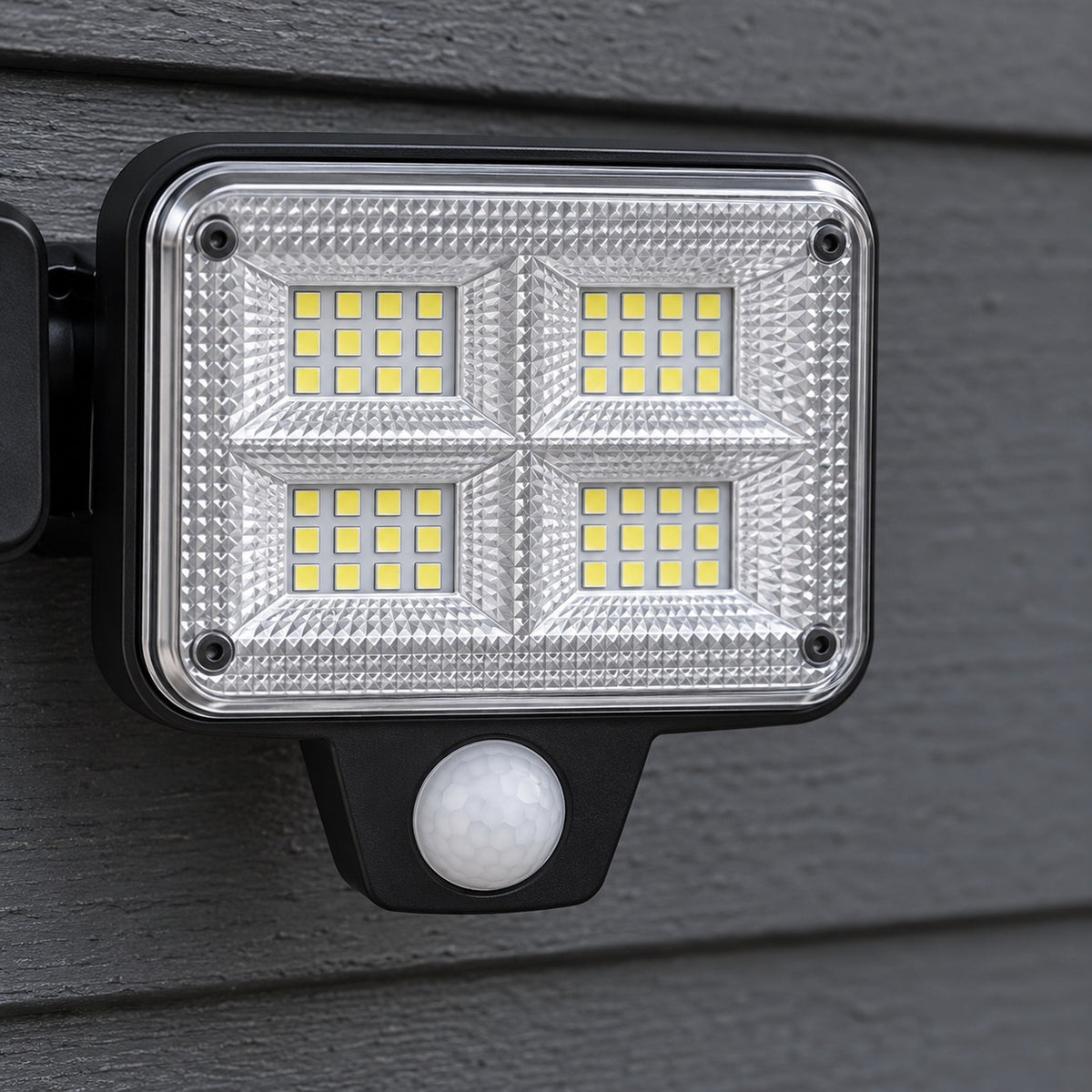 Närbild av solcellslampans mitthuvud med rörelsesensor