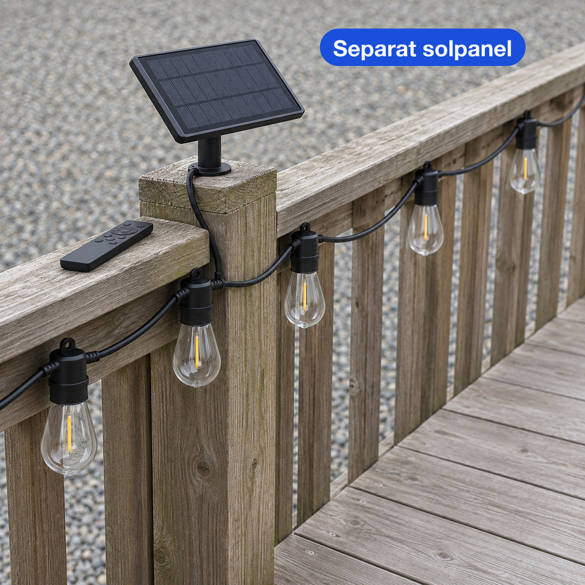 Svart solpanel på en trästolpe med fjärrkontroll och en ljusslinga som hänger längs räcket
