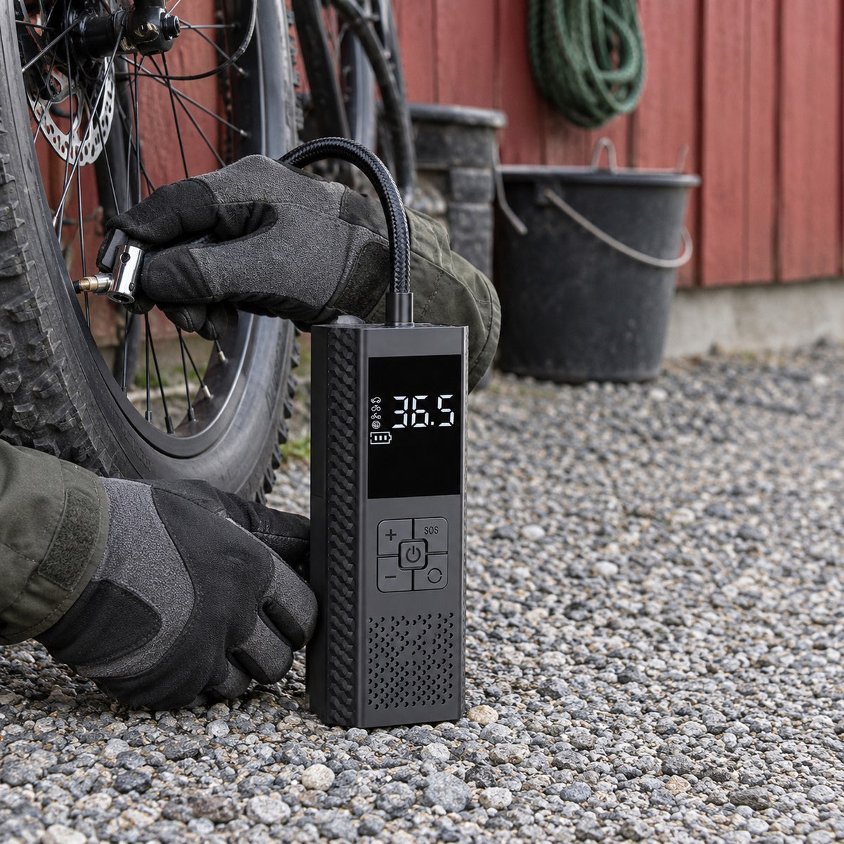 Händer som pumpar ett cykeldäck med den svarta däckpumpen