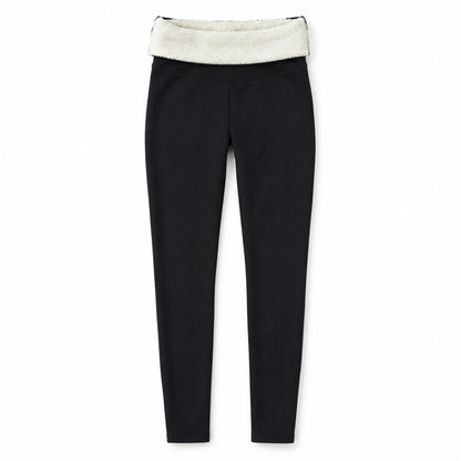 Svarta leggings utbredda med nedvikt midja som visar krämvitt fleecefoder på vit bakgrund