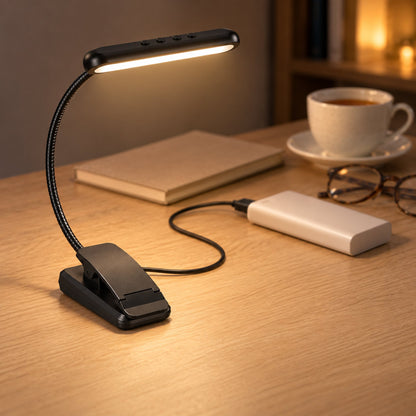 USB-uppladdningsbar bokläsarlampa med laddkabel kopplad till en powerbank