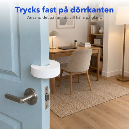 Ljusblå dörr till ett arbetsrum som hålls på glänt av ett vitt dörrstopp i skum på dörrkanten, med texten Trycks fast på dörrkanten och Använd det på rum du vill hålla på glänt