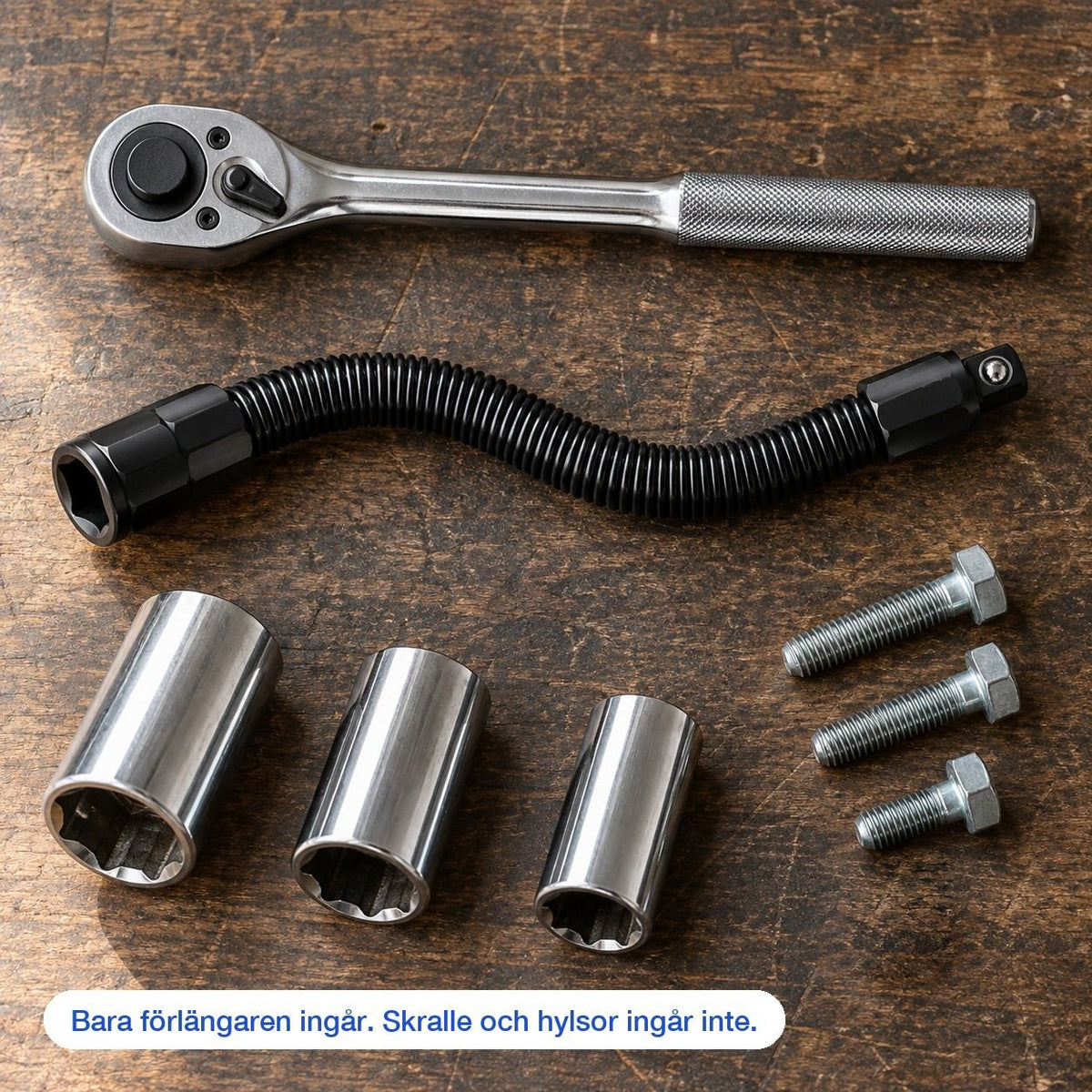 Flexibel hylsförlängare bredvid en skralle, tre hylsor och tre skruvar. Bara förlängaren ingår
