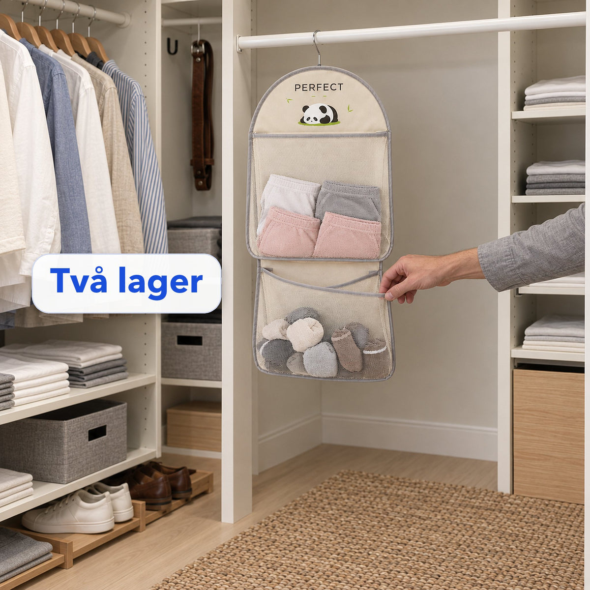Förvaringsväskans två lager med separata fack i en garderob, en hand lyfter kanten på det nedre facket, med texten Två lager