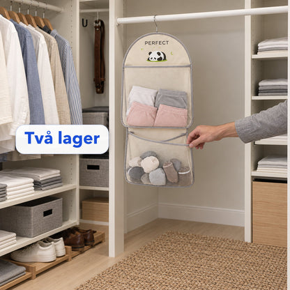 Förvaringsväskans två lager med separata fack i en garderob, en hand lyfter kanten på det nedre facket, med texten Två lager