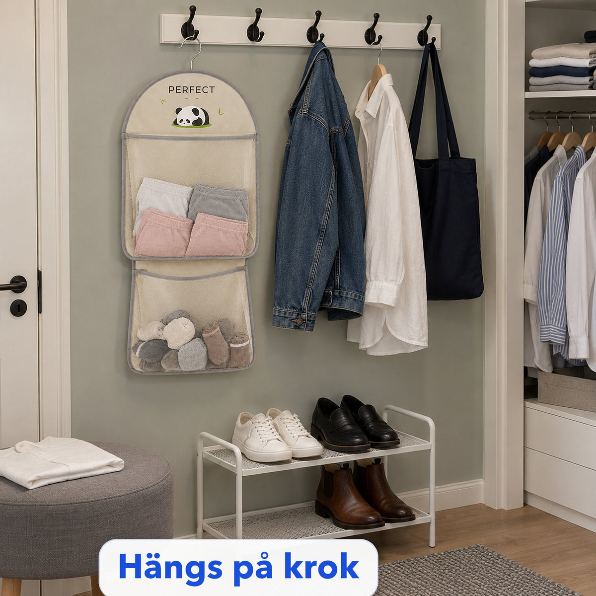 Förvaringsväska hängd i sin egen metallkrok på en krokskena med kläder i ett omklädningshörn, med texten Hängs på krok