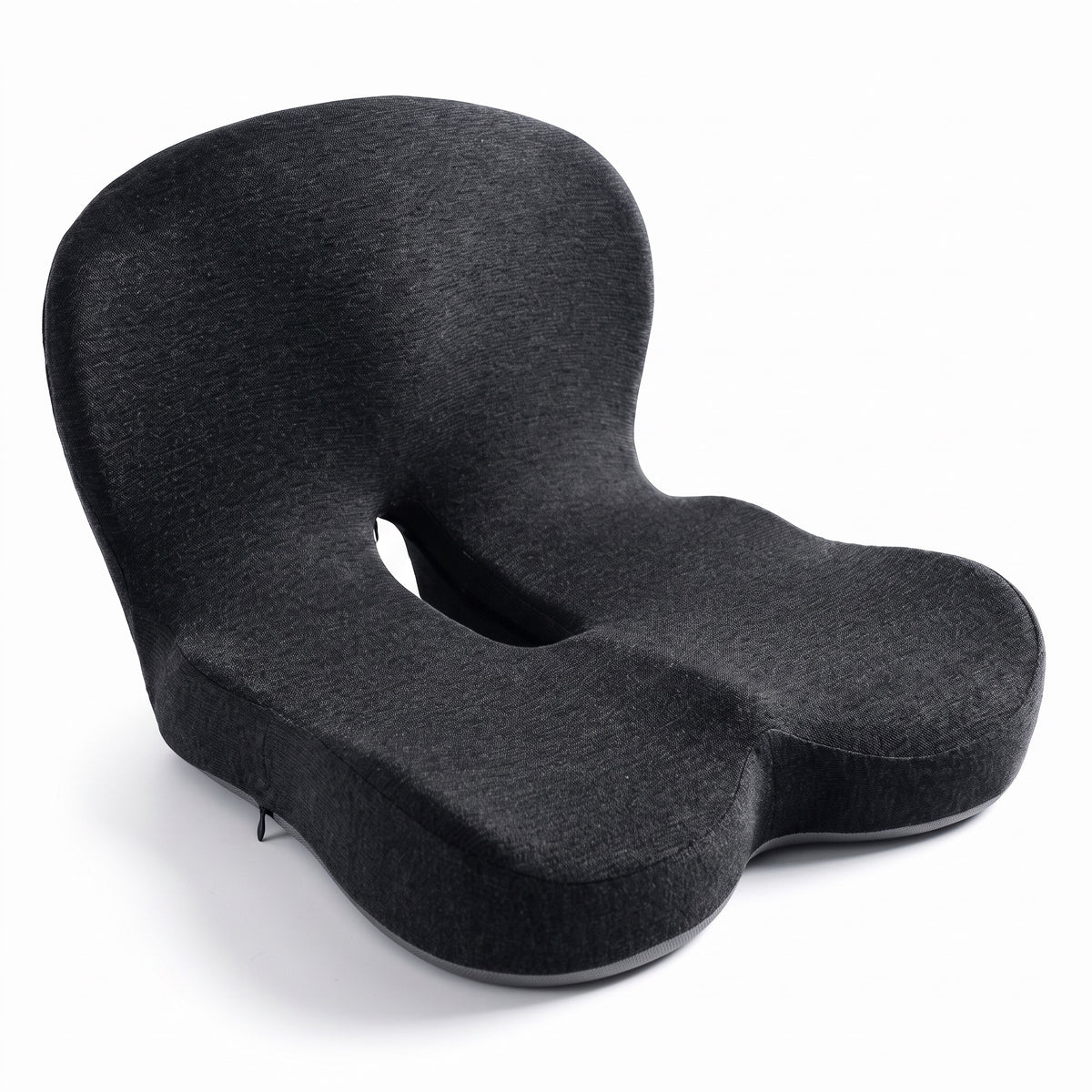 Svart L-formad sittkudde i studio med tydlig design