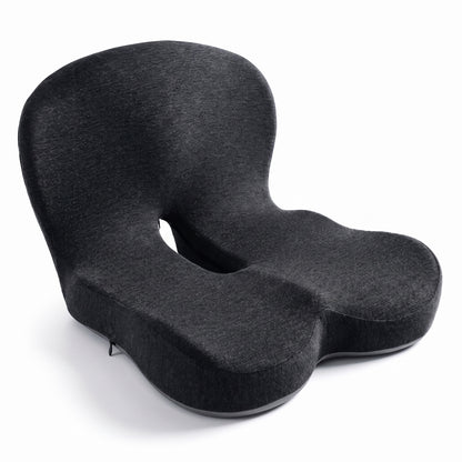 Svart L-formad sittkudde i studio med tydlig design