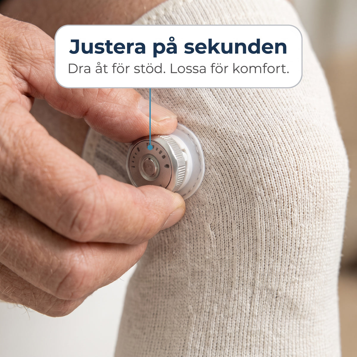 Hand som vrider på knäortosens justeringsknopp