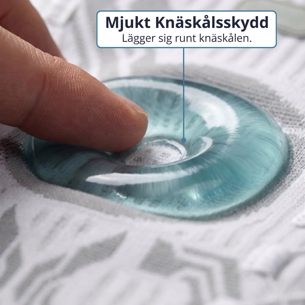 Finger trycker på den mjuka gelringen runt knäskålen