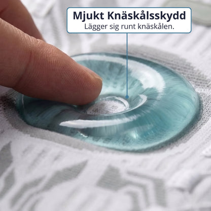 Finger trycker på den mjuka gelringen runt knäskålen