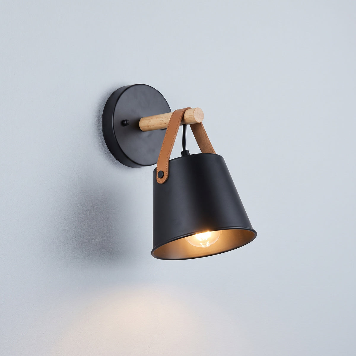Svart vägglampa produktbild