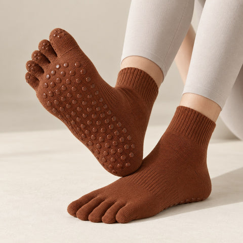 Grip-strumpor i bruk med halkfria dots synliga