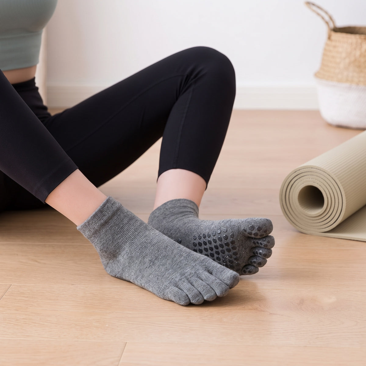Grå grip-strumpor med separata tår under yoga