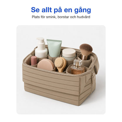 Öppen beige sminkväska med plats för smink, borstar och hudvård