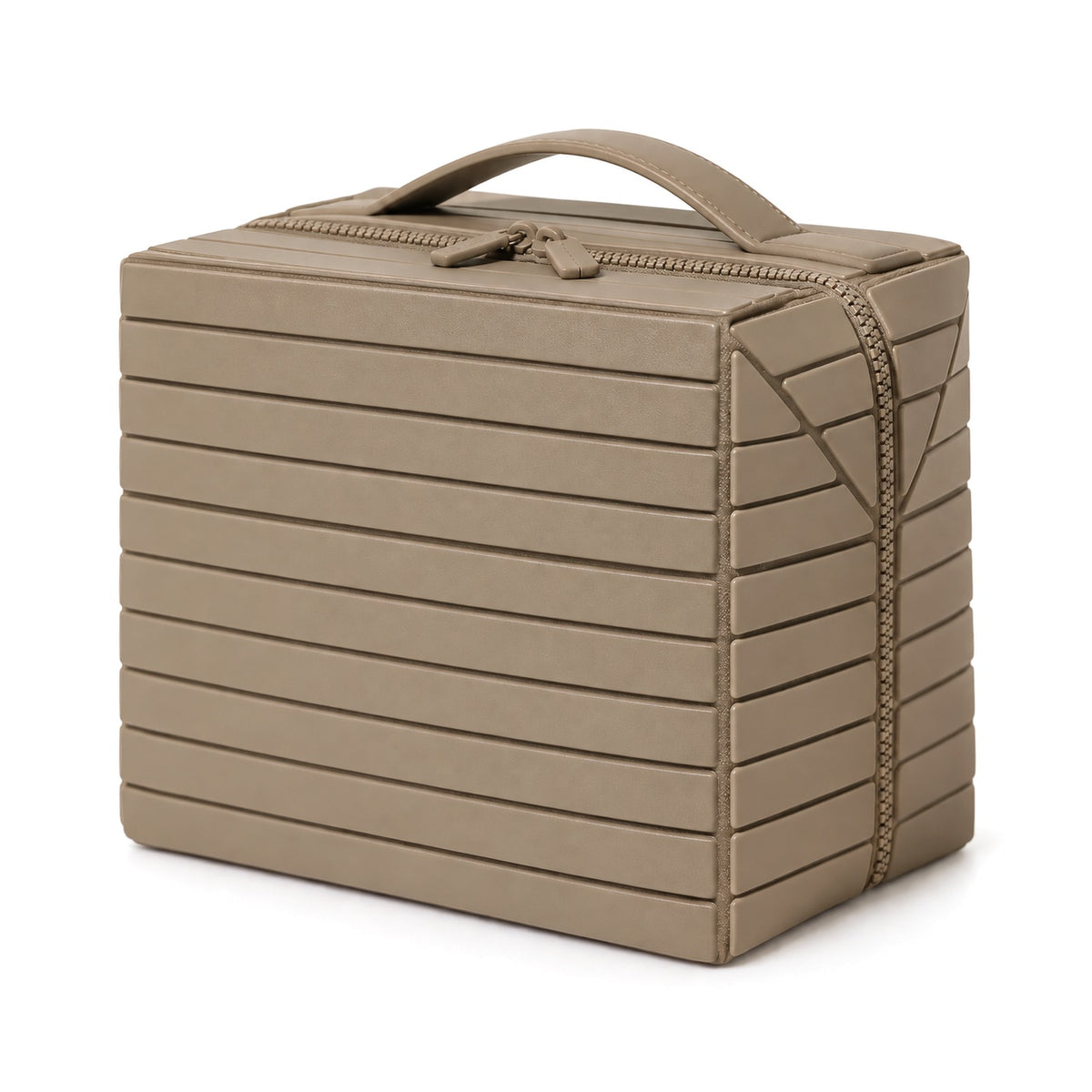 Sminkväska i beige mot vit bakgrund