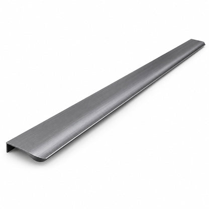 Grått kantgrepp i borstad aluminium mot vit bakgrund