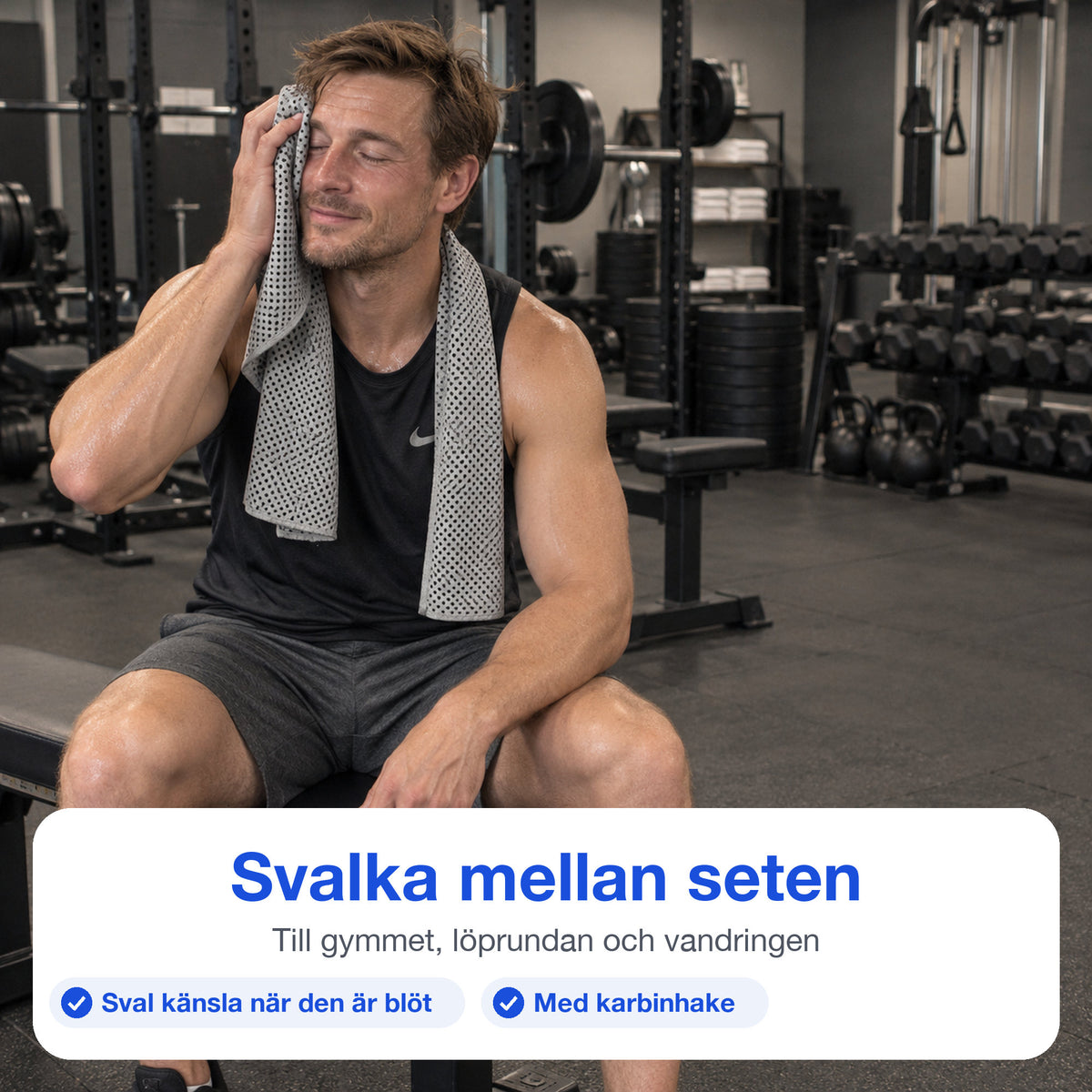 Man svalkar ansiktet med en grå kylhandduk mellan seten på gymmet