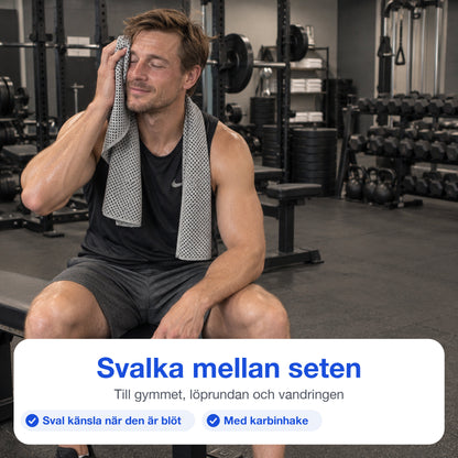 Man svalkar ansiktet med en grå kylhandduk mellan seten på gymmet