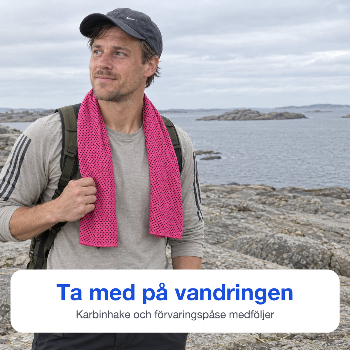 Vandrare med rosa kylhandduk över nacken och axlarna på en klippudde vid havet