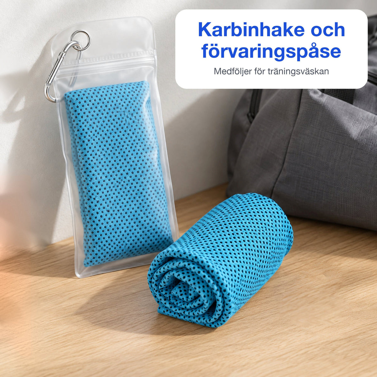 Kylande handduk i förvaringspåse med karbinhake och en rullad handduk bredvid en träningsväska