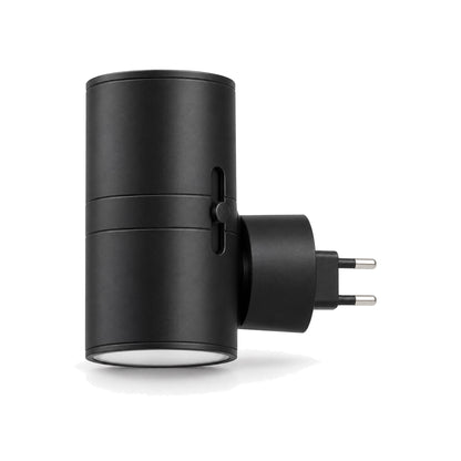 Svart vägglampa med kontakt för vägguttag på vit bakgrund