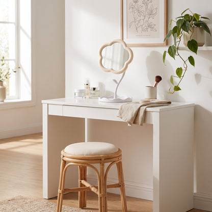 Vit blomspegel på sminkbord med pall