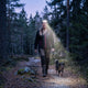 Pannlampa kvällspromenad med hund