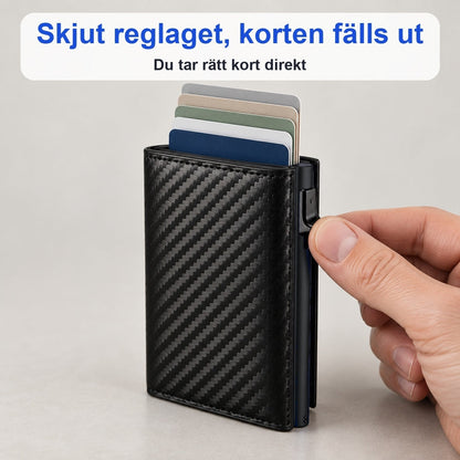 Tummen skjuter reglaget på en svart pop-up-plånbok så att korten fälls ut i en trappa