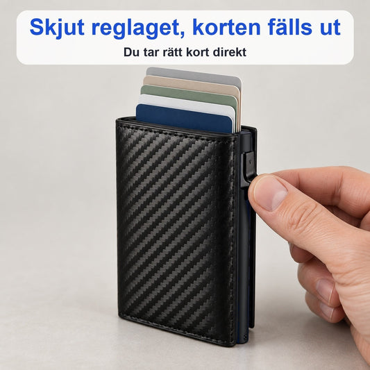 Tummen skjuter reglaget på en svart pop-up-plånbok så att korten fälls ut i en trappa