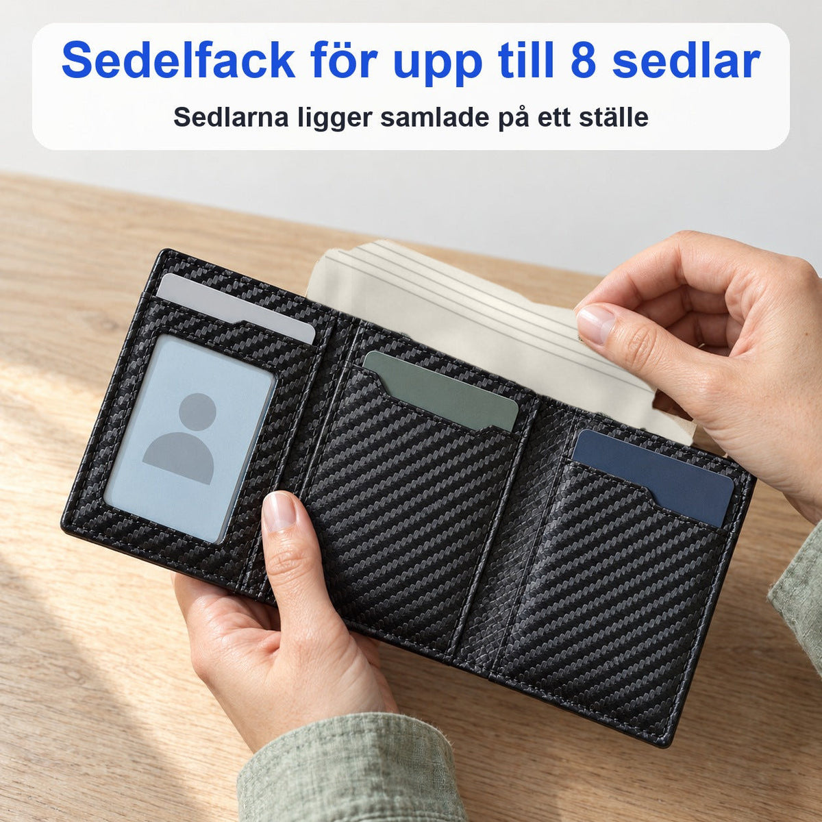 Uppfälld svart plånbok med sedelfack, ID-fönster och kortfack där en hand drar fram några pappersark