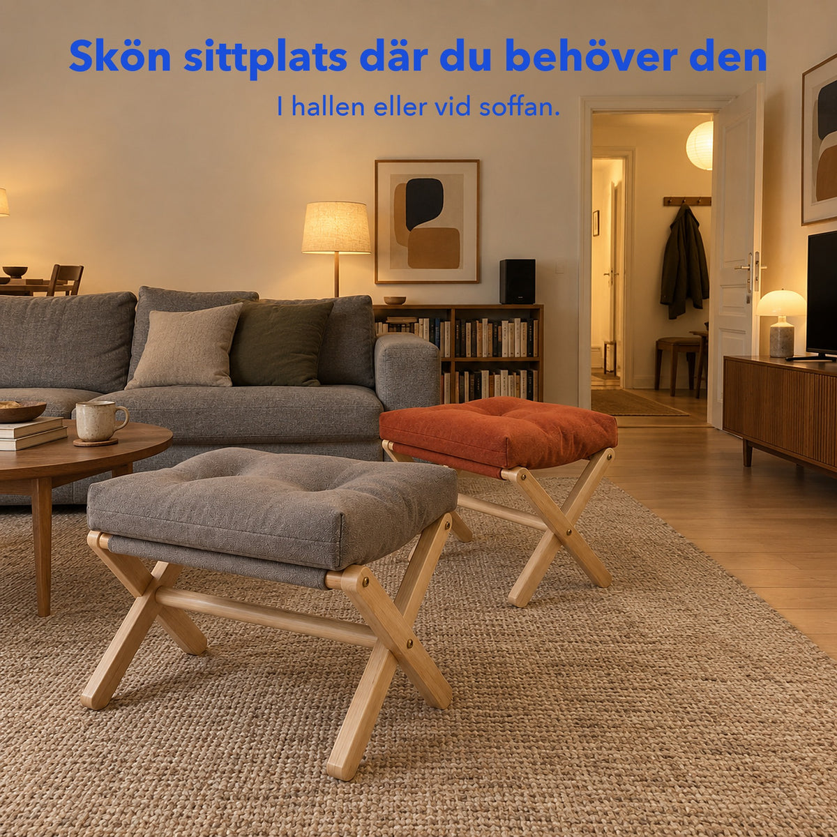 Två vikbara pallar i trä med stoppad dyna i grått och orange i ett vardagsrum, med texten Skön sittplats där du behöver den