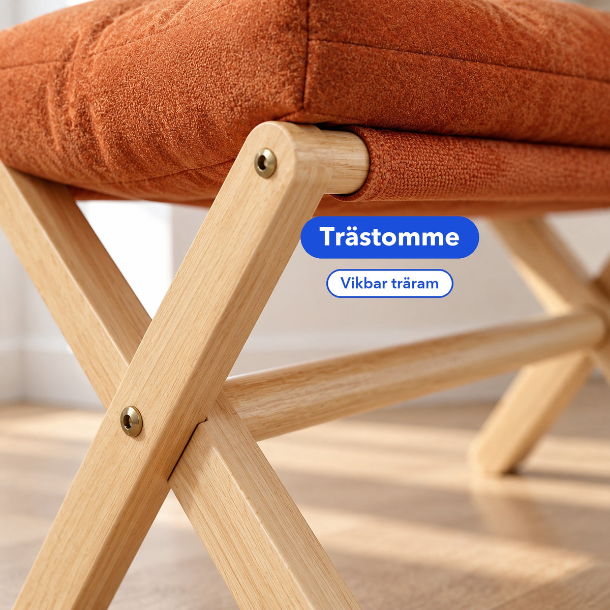 Närbild på pallens träben med skruv och orange tygsits, med texten Trästomme och Vikbar träram