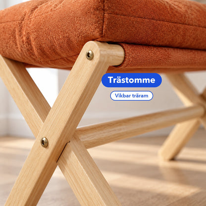 Närbild på pallens träben med skruv och orange tygsits, med texten Trästomme och Vikbar träram