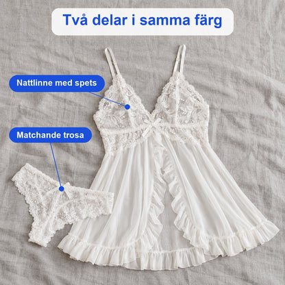 Vitt nattlinne och matchande spetstrosa utlagda på grått linnetyg, två delar i samma färg