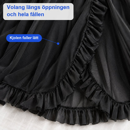 Närbild på svart nättyg med volang längs öppningen och hela fållen