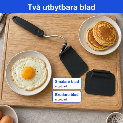 Vinkelbar stekspade med två utbytbara blad, ett smalare och ett bredare, på en skärbräda med pannkakor och stekt ägg