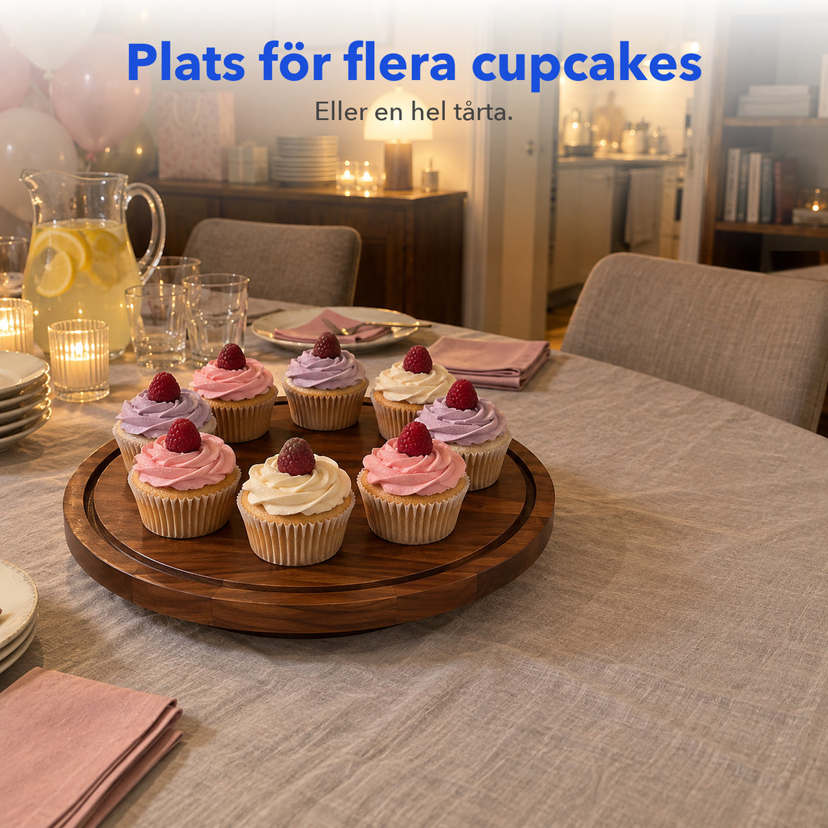 Roterande träbricka utan kupol med cupcakes i flera färger på ett festbord